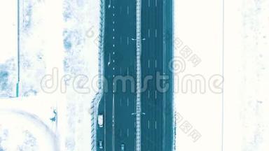 冬季降雪时垂直俯瞰高速公路，汽车在高速公路上行驶